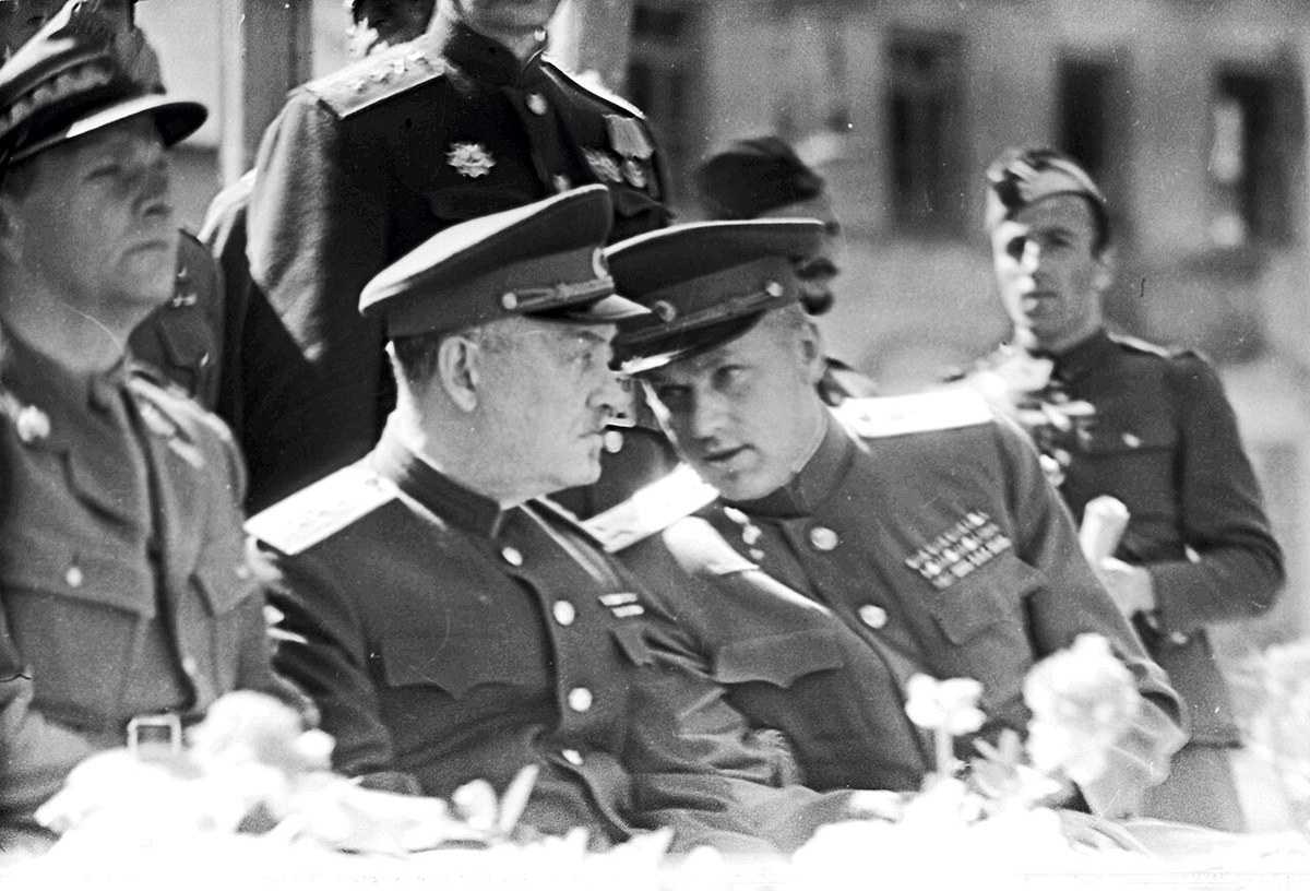 ルブリンでの式典に臨むロコソフスキーら(1944年8月)