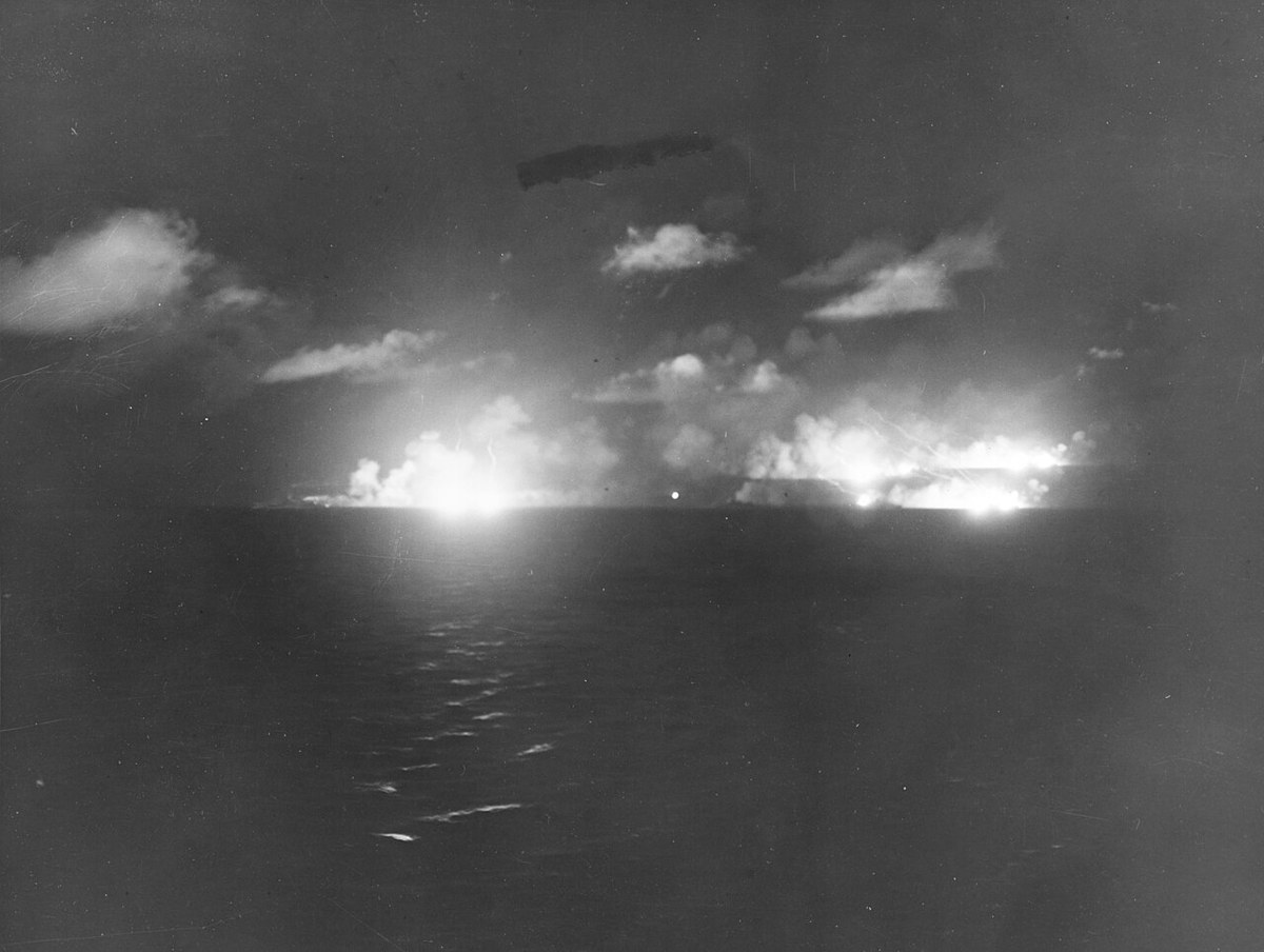 スリガオ海峡で日本艦隊へ射撃する米巡洋艦群(1944年10月25日)