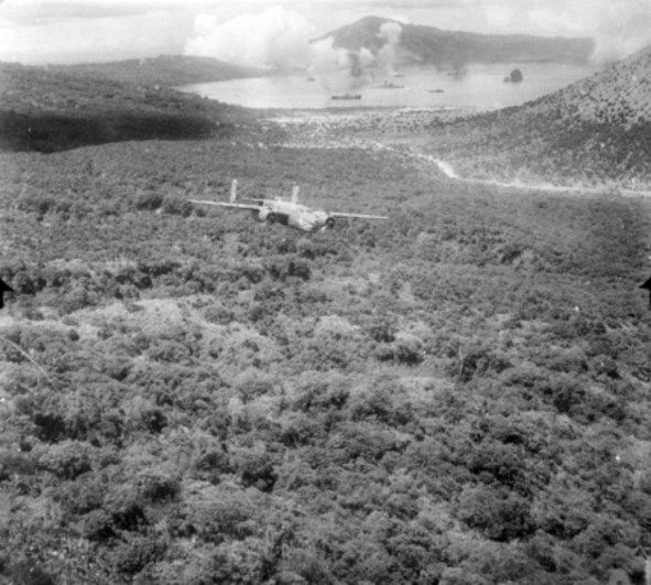 ラバウルを攻撃する米陸軍航空軍のB-25(1943年2月)