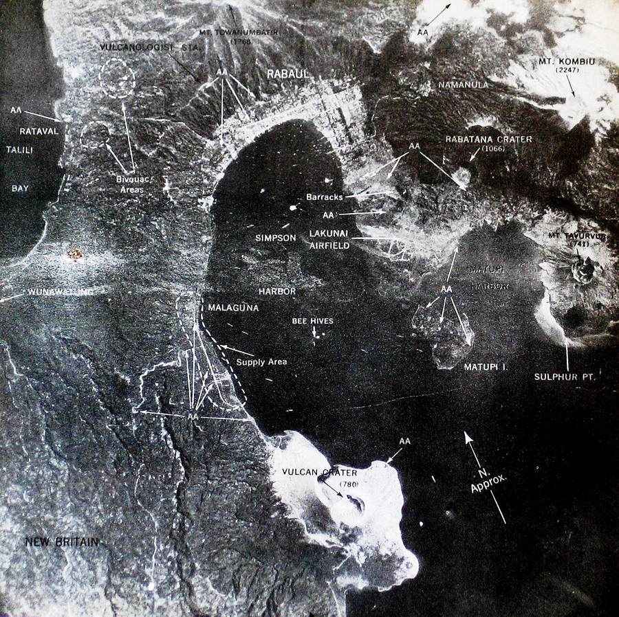 ラバウルとラクナイ飛行場の航空写真(1943年4月29日)