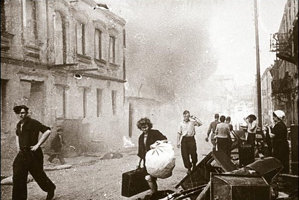 炎上する家屋から荷物を運ぶミンスクの市民(1944年7月)