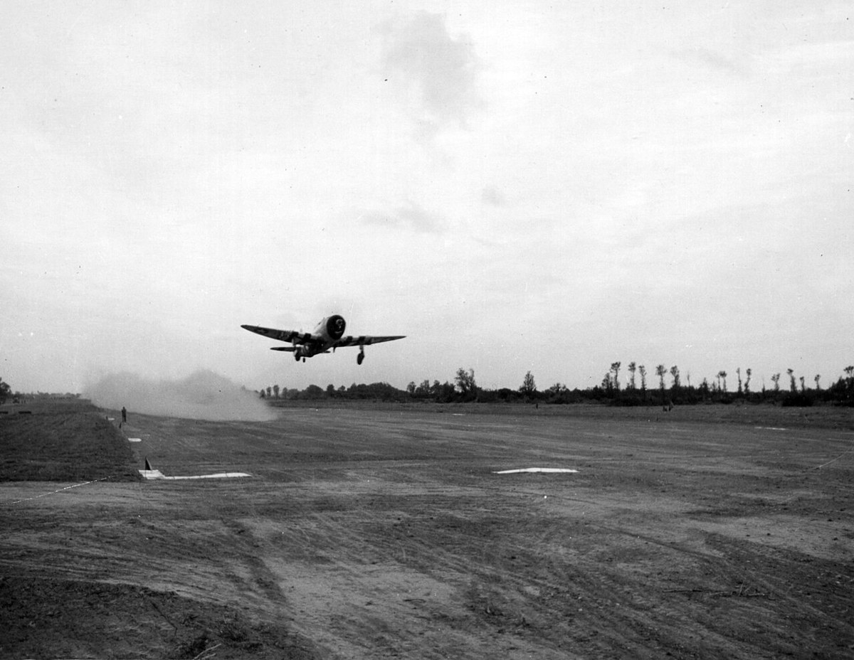 ノルマンディーの飛行場から離陸するP-47D（1944年6月頃）