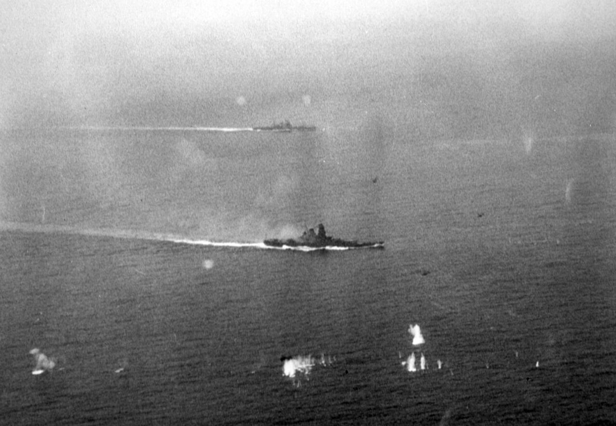 サマール沖で行動する大和と日本の重巡洋艦
