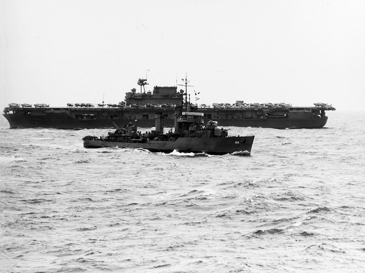 ドーリットル空襲当日のエンタープライズと駆逐艦ファニング(1942年4月18日)
