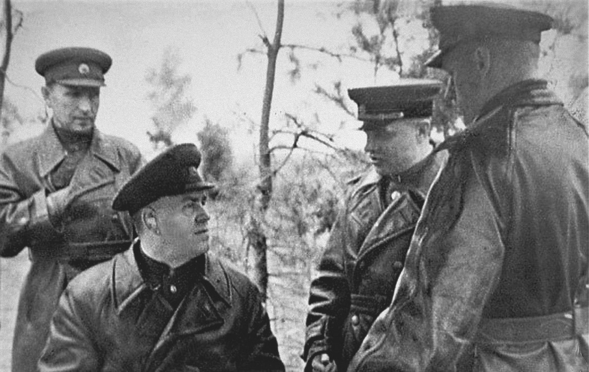 白ロシア攻勢の準備に当たる第1白ロシア方面軍の指揮官たち(1944年)