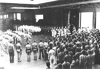 南太平洋海戦で戦死した乗員の水葬(1942年10月27日)
