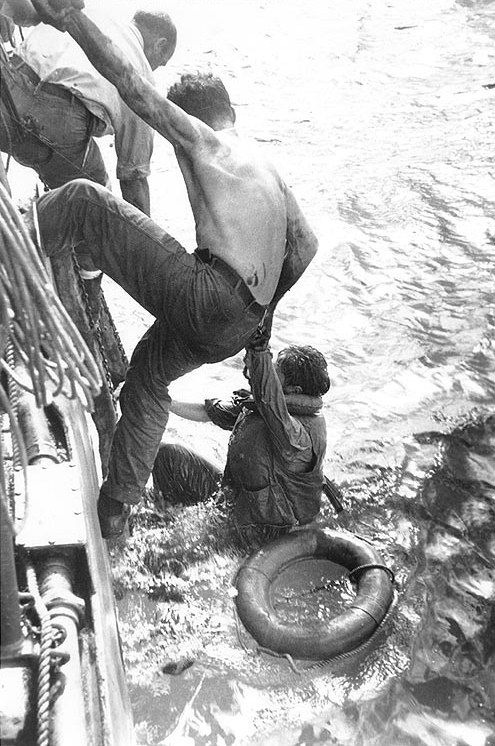 サマール沖海戦の生存者の救助(1944年10月26日)