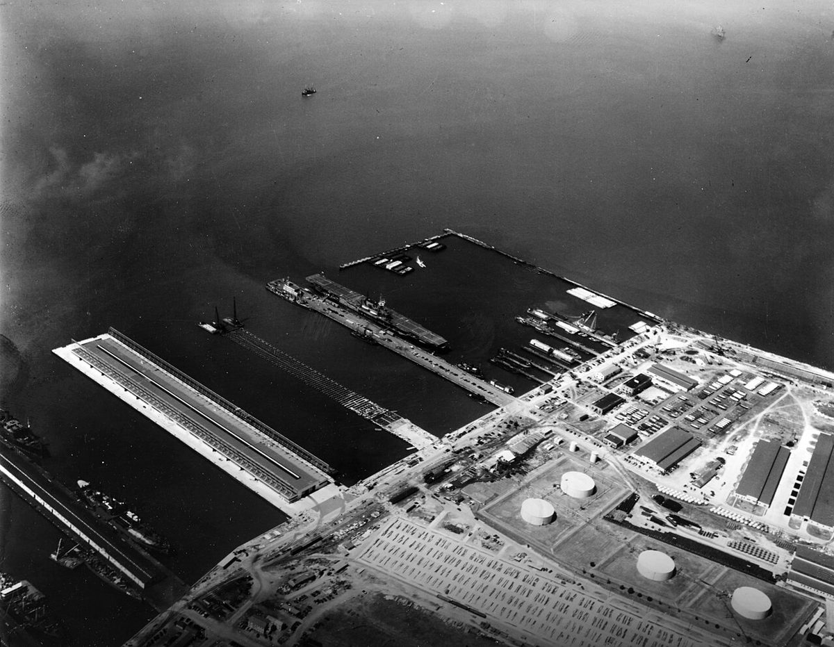 ノーフォークに停泊する姉妹艦ヨークタウンCV-5(1941年9月)