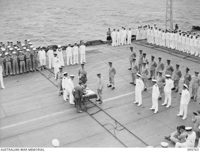 英空母グローリーで降伏文書に署名する今村均(1945年9月6日)