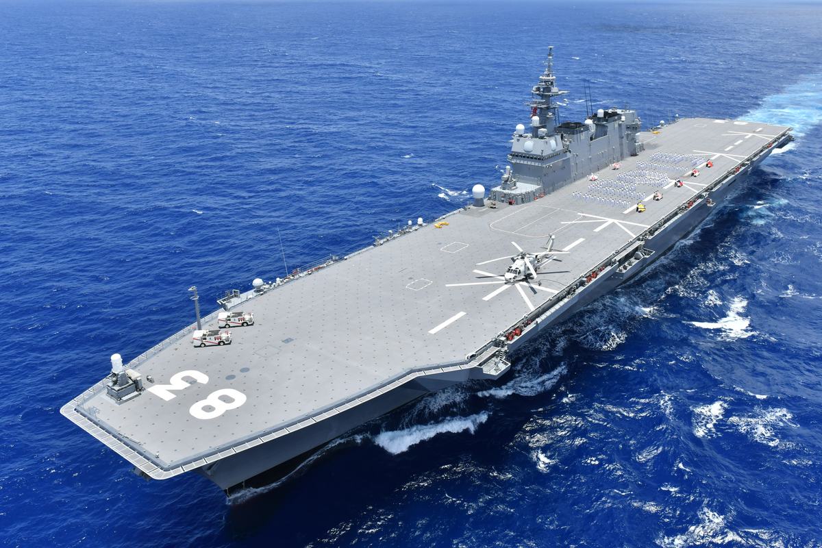 上空から見た護衛艦いずもの全通甲板