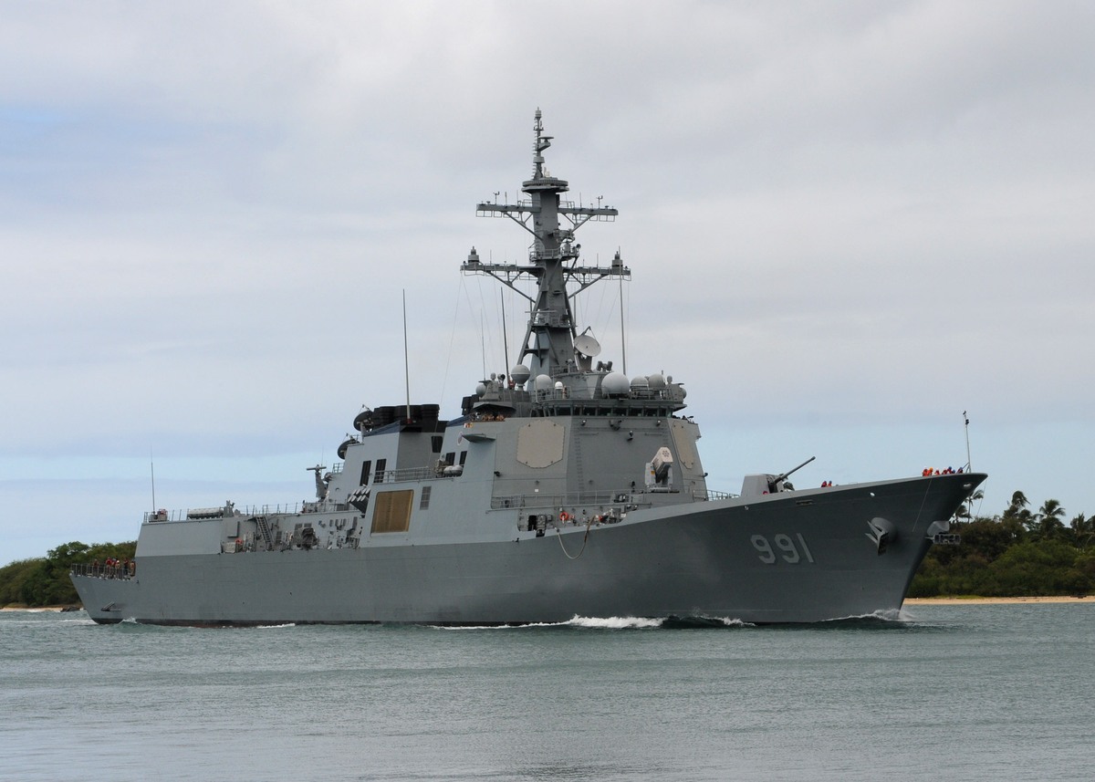 入港する韓国海軍の駆逐艦世宗大王