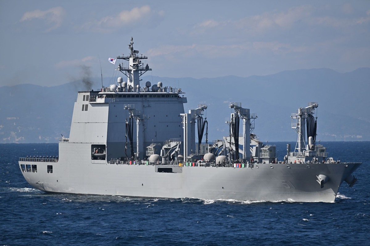 国際観艦式に参加する韓国海軍補給艦昭陽