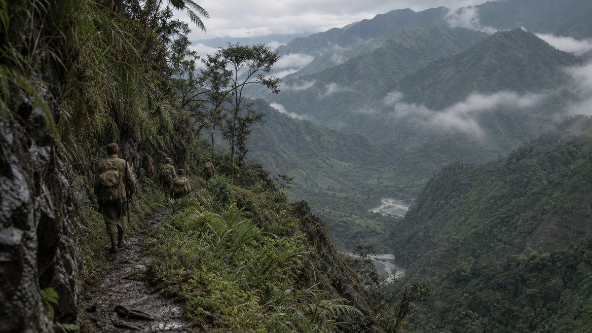 霧がかかるルソンの山地を進む兵士たち