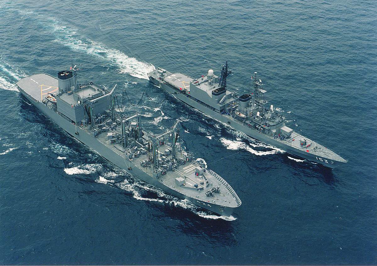 補給艦はまなから護衛艦ゆうぎりへの洋上補給