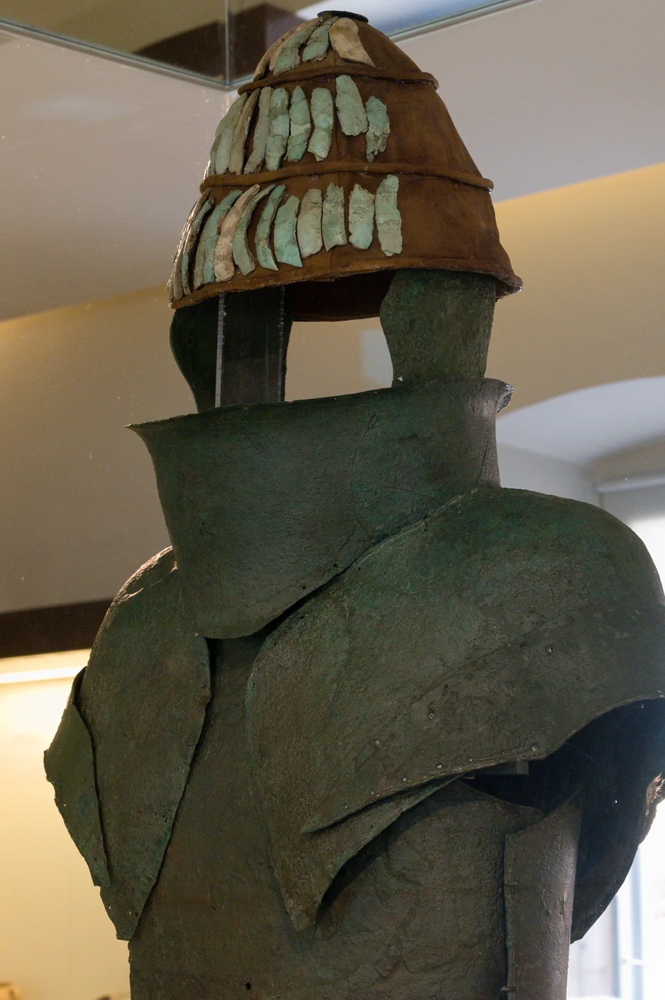 ナフプリオ考古学博物館に展示されるデンドラの青銅鎧と、復元された猪牙兜