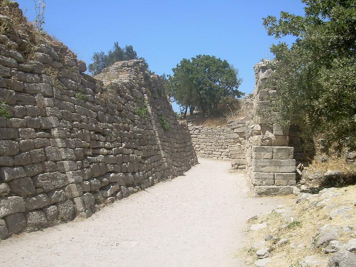 現在のトロイア遺跡に残る城壁