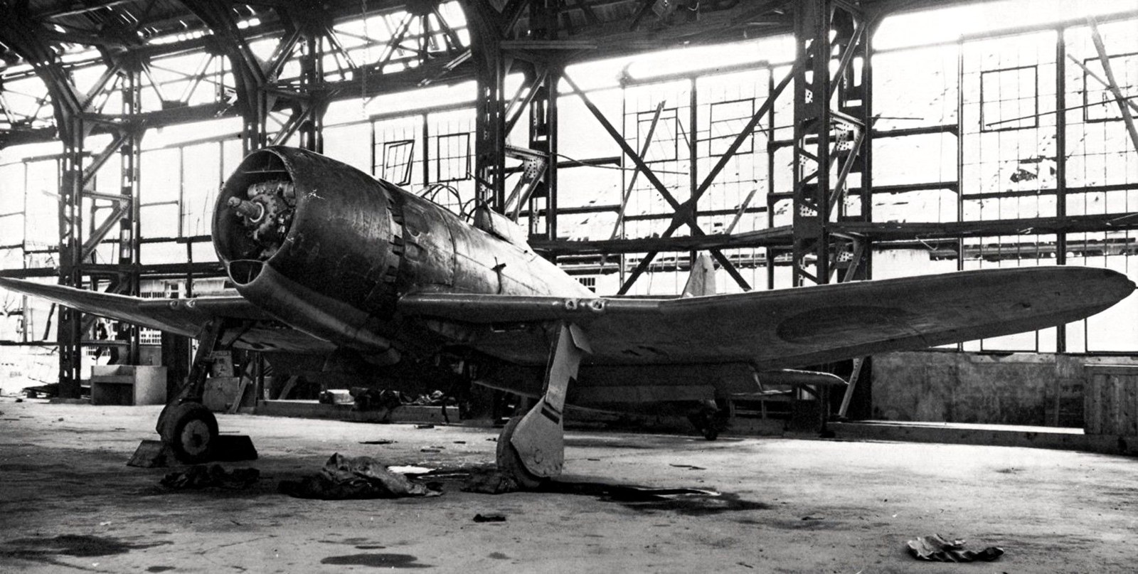 終戦後の格納庫に残された烈風 A7M2。1945年ごろ。米海軍写真 80-G-193473/Public domain。