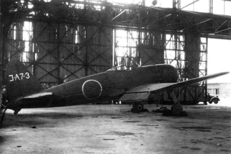 横須賀海軍航空技術廠の格納庫に残されたA7M2。1945年後半。