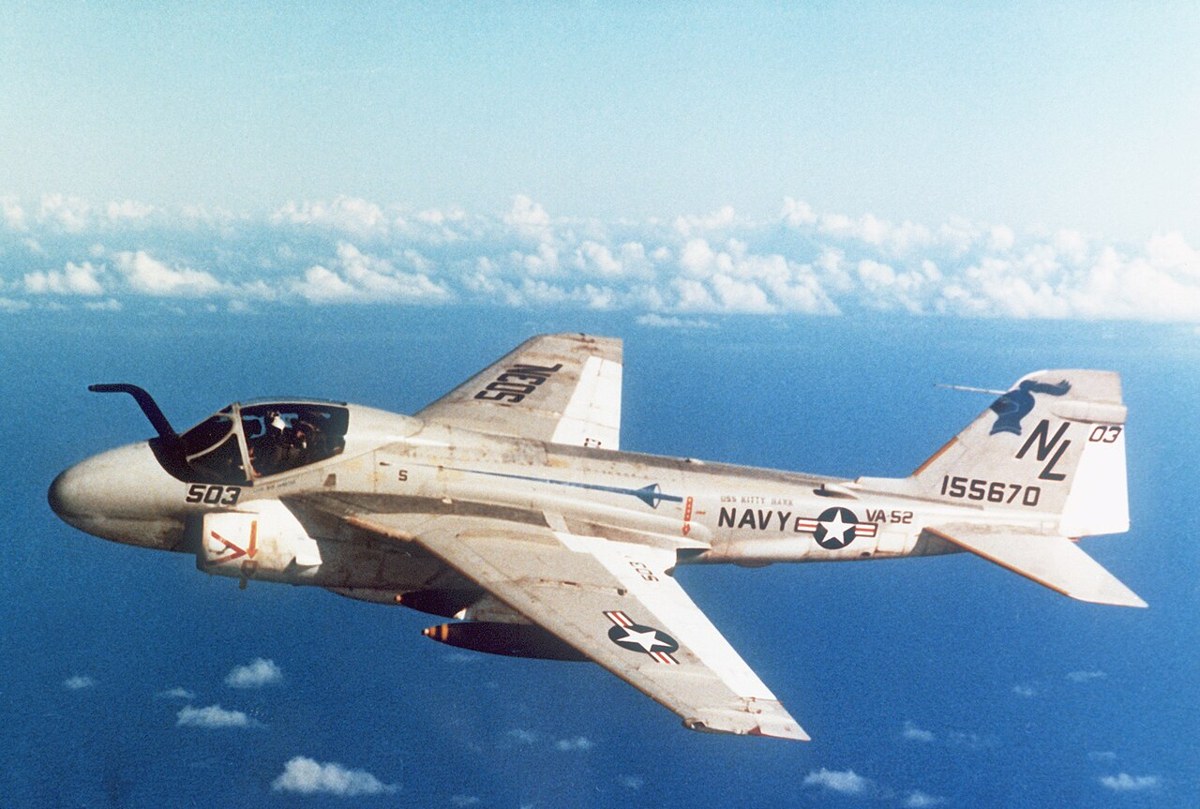 飛行するA-6Eイントルーダー