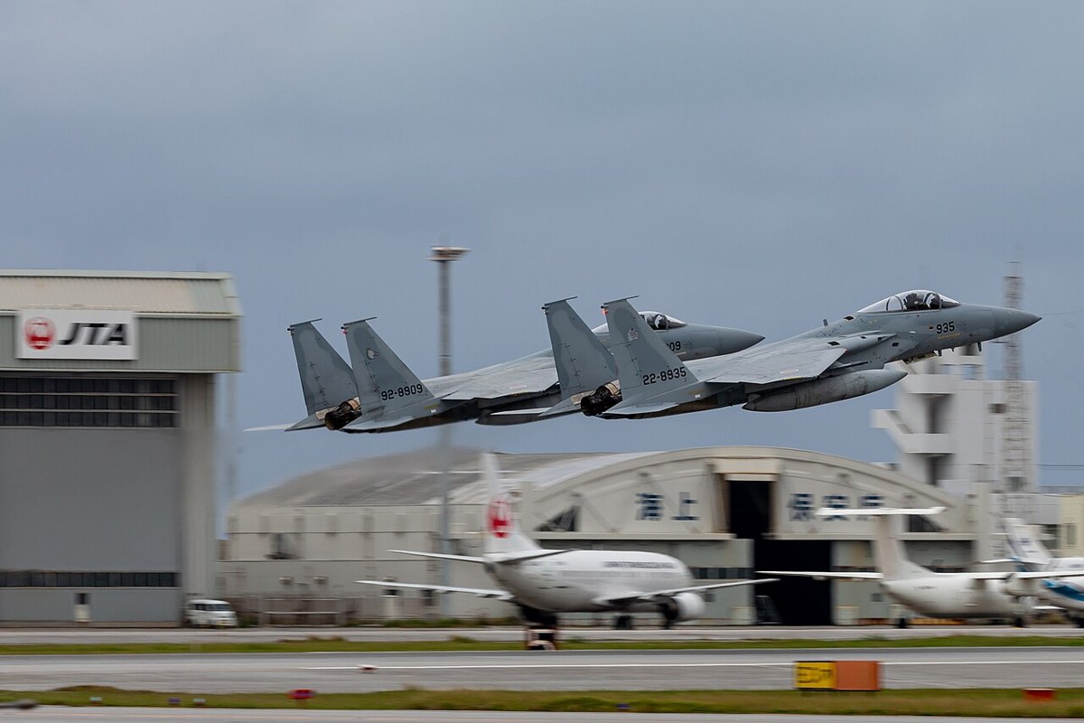 那覇基地で離陸するF-15J