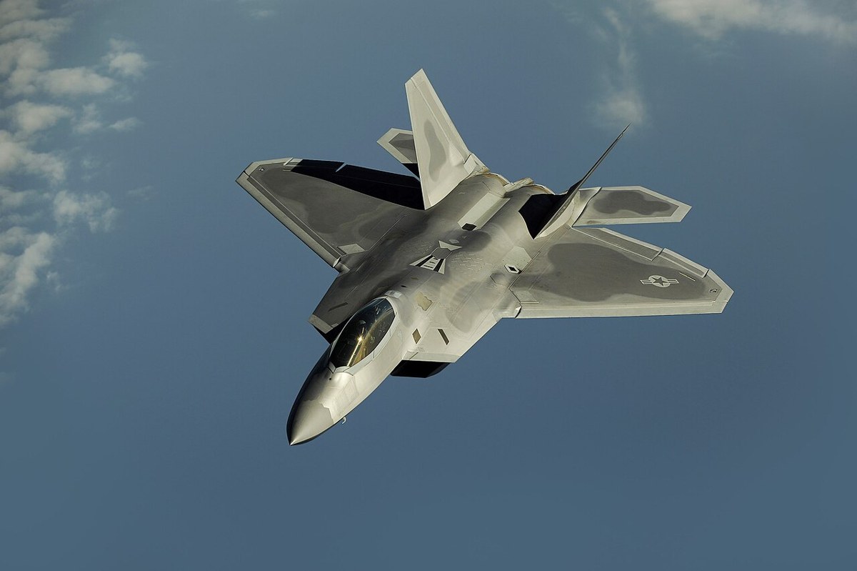 嘉手納基地上空を飛ぶF-22A
