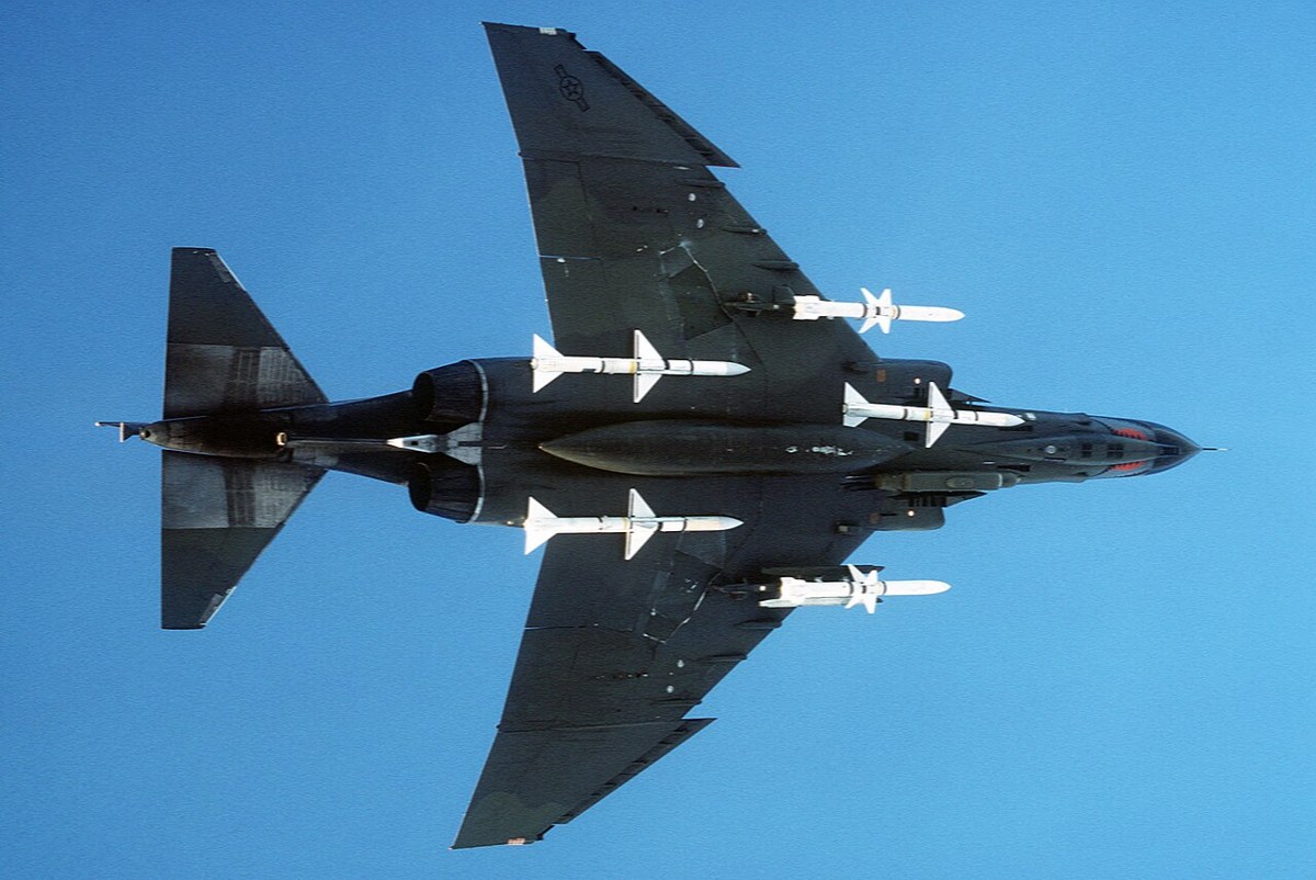 機体下面にミサイルを搭載したF-4E