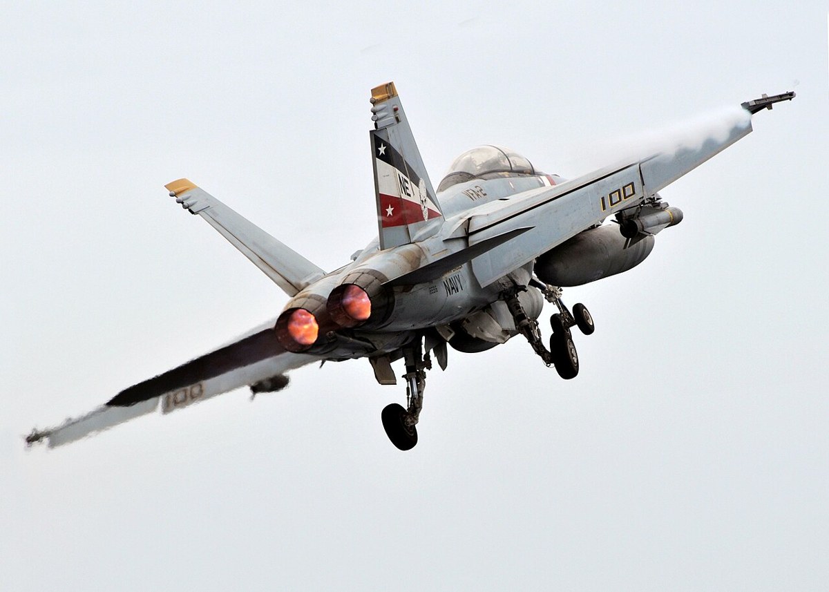 空母エイブラハム・リンカーンから発艦したF/A-18F