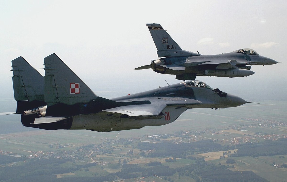 編隊飛行する米空軍のF-16Cとポーランド空軍のMiG-29A