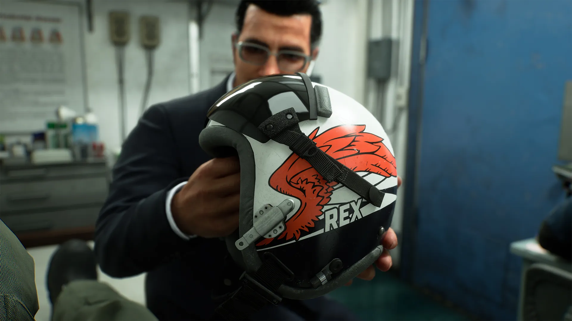 コープがレックスのヘルメットを差し出すAC8の場面