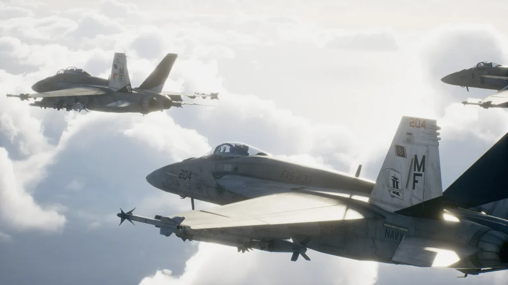 雲の中を編隊飛行するAC8の戦闘機
