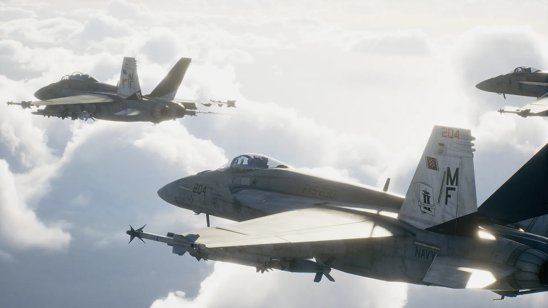 雲の中を編隊飛行するAC8の戦闘機
