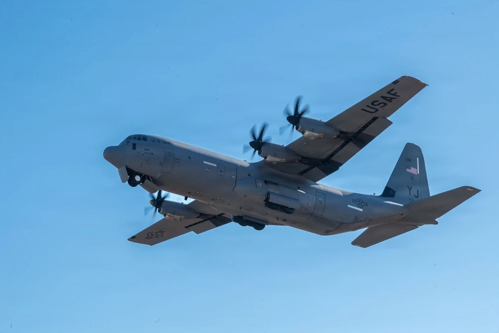 横田基地から離陸する米空軍C-130J