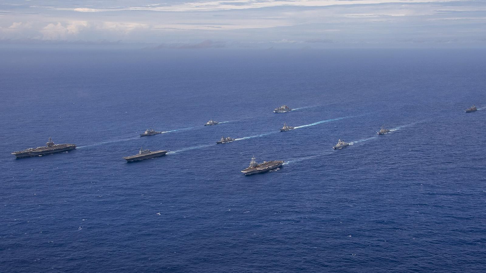 日米仏の空母と護衛艦艇による共同訓練(2025年)。