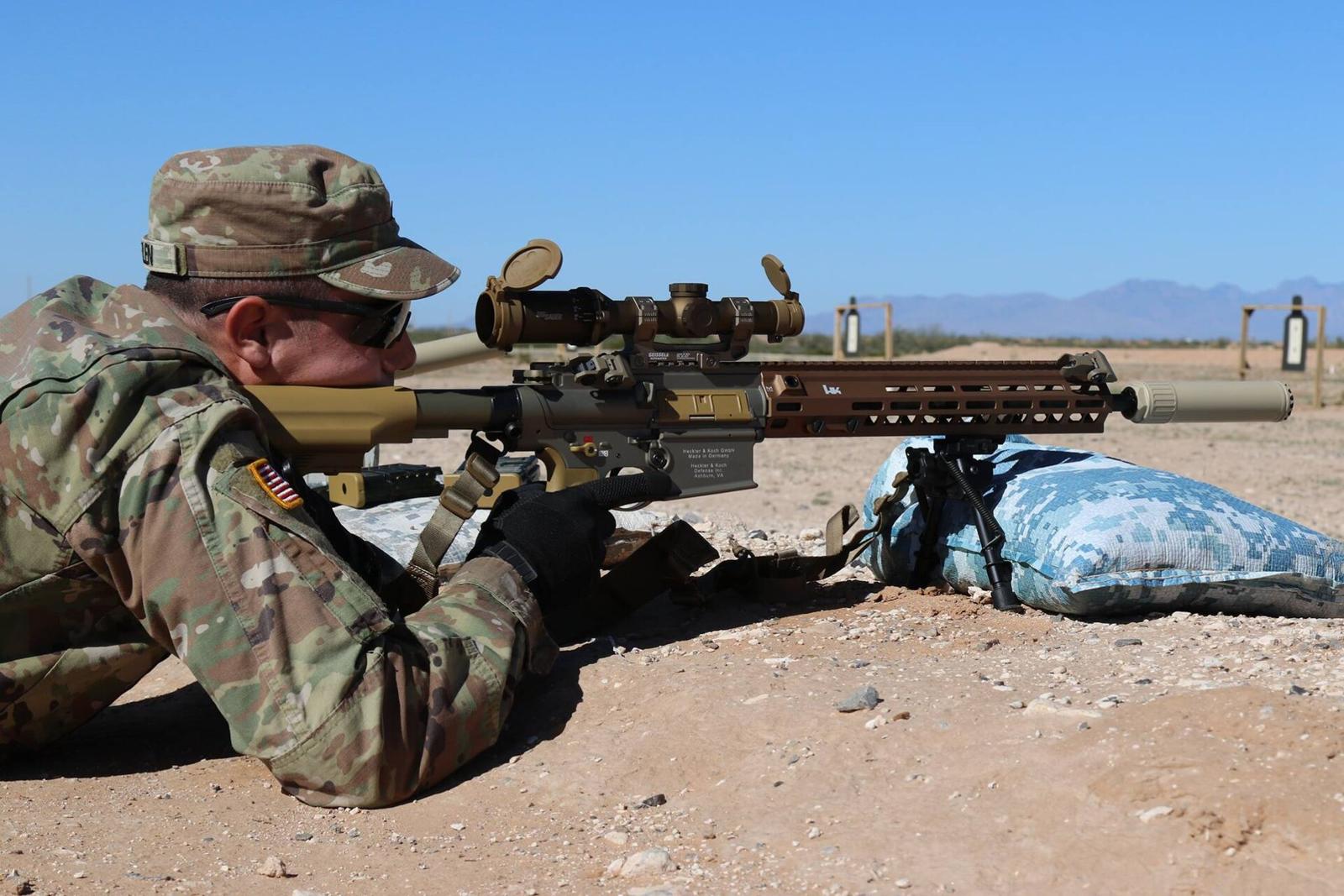 M110A1を用いる米陸軍の射手。分隊の射程を補う選抜射手用小銃。
