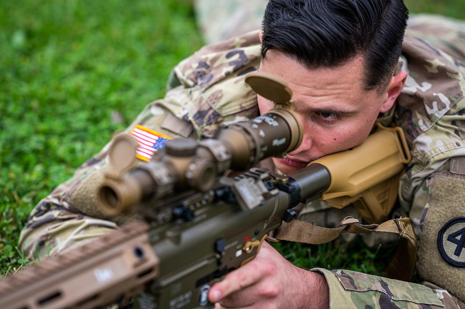 照準器を装着したM110A1による射撃訓練。