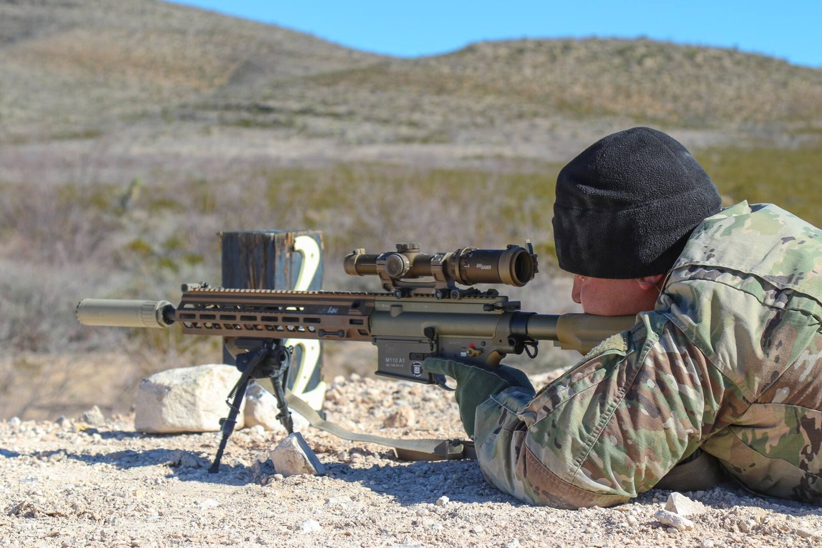 二脚と光学照準器を備えたM110A1。