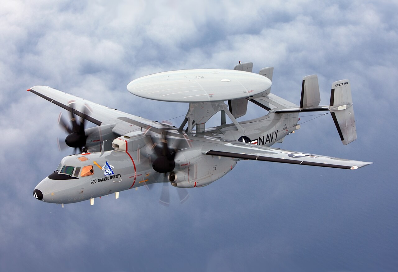 飛行するE-2Dアドバンスド・ホークアイ。艦隊の早期警戒を担う。