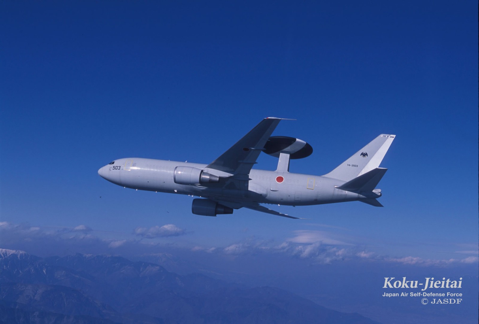 飛行するE-767早期警戒管制機。