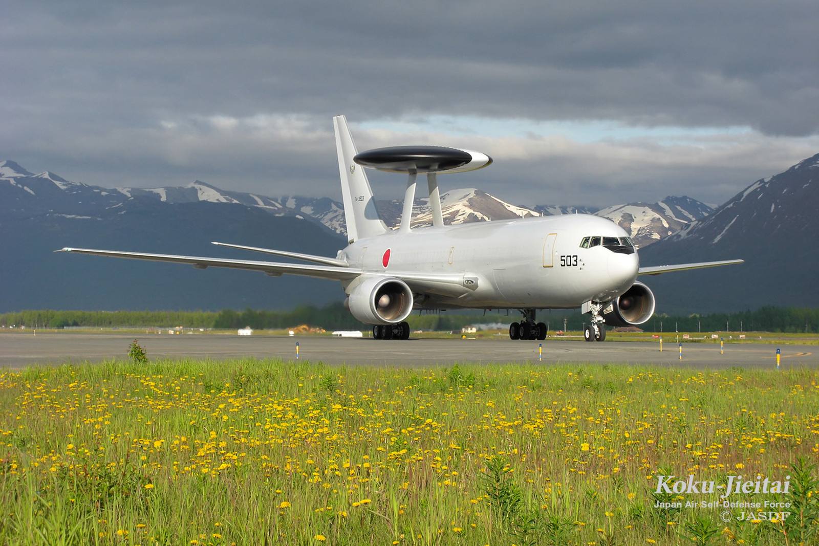 地上を走行するE-767。
