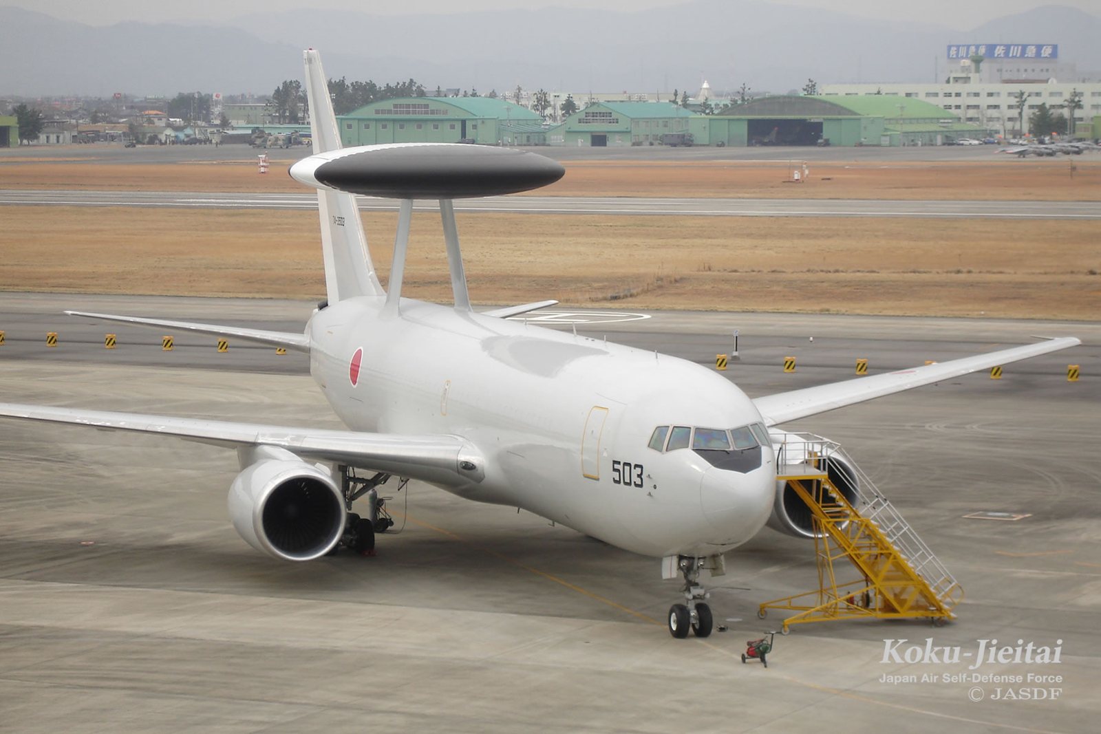 駐機中のE-767と搭乗用タラップ。旅客機767の大きな胴体を利用する。