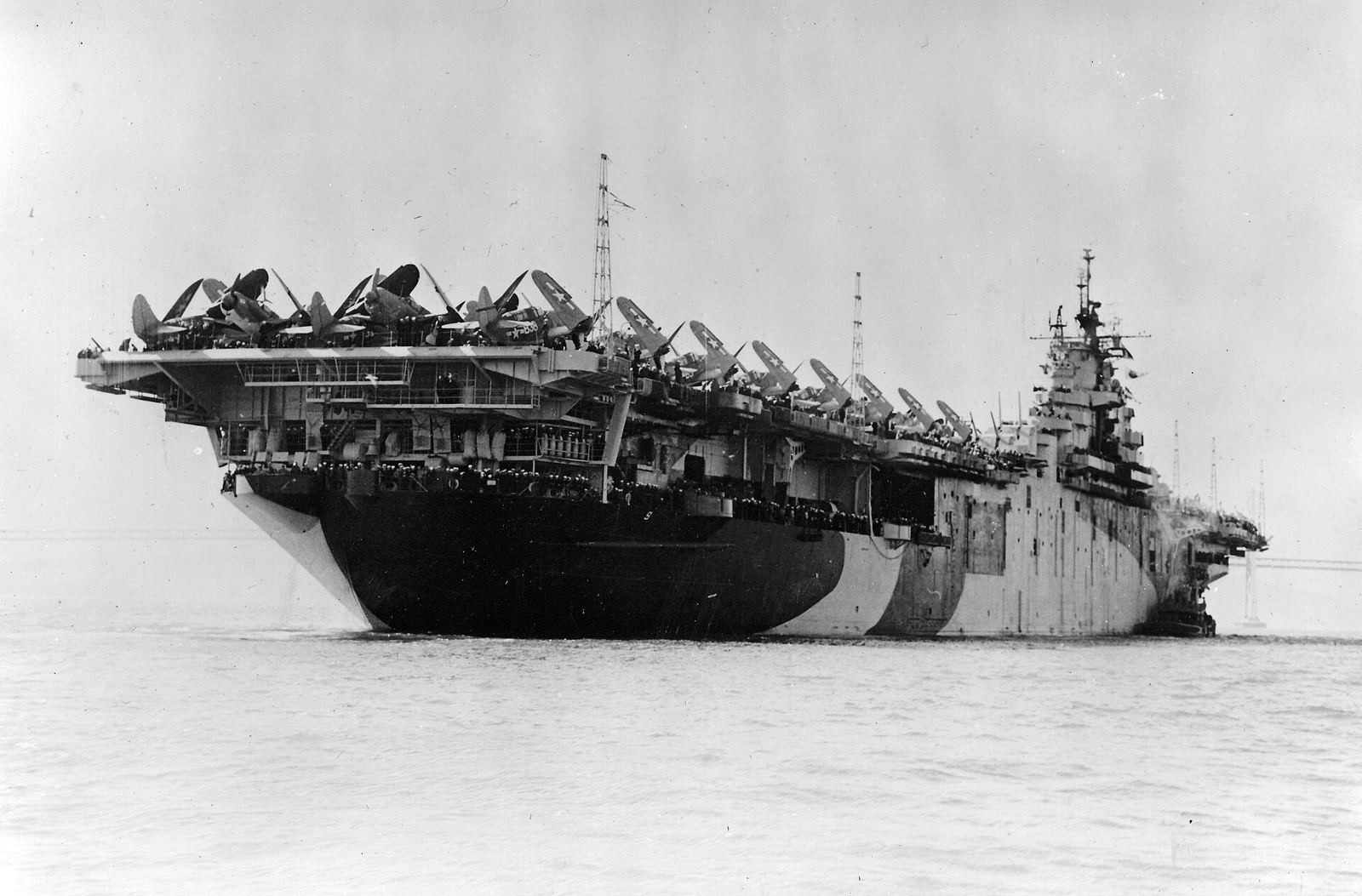 サンフランシスコを出港するエセックス(CV-9、1944年)。