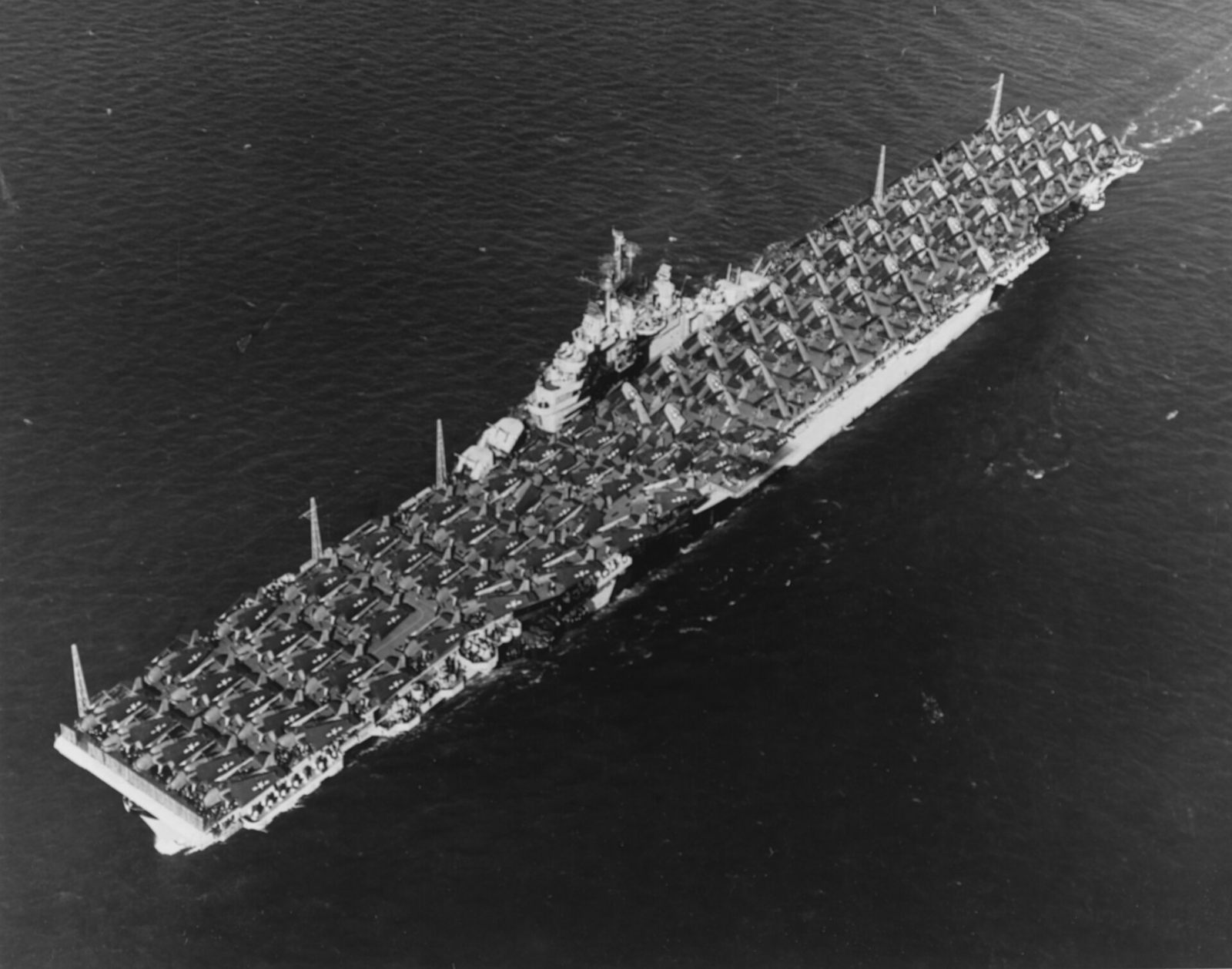 上空から見たエセックスの飛行甲板(1944年)。建造時は直線型の甲板だった。