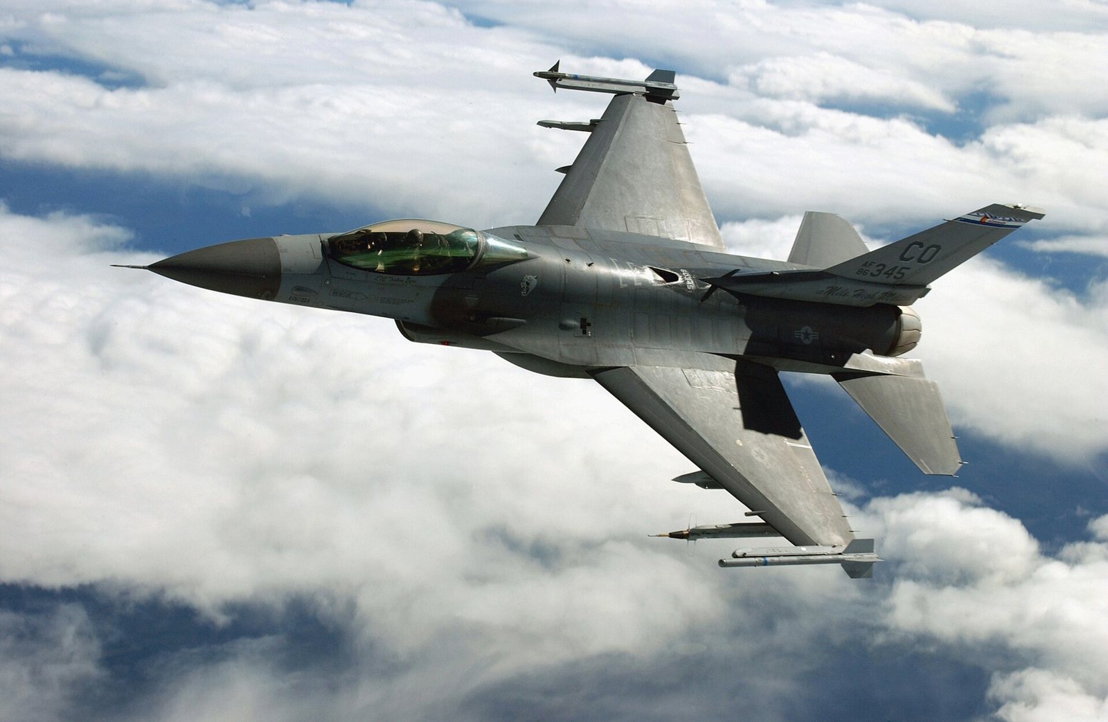 旋回するF-16。単発エンジンと主翼の輪郭が分かる。