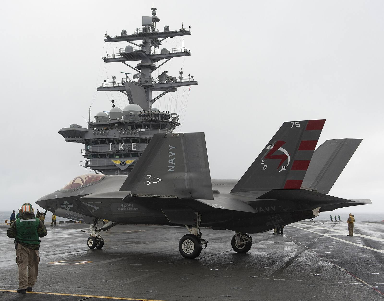 主翼端を折り畳んだF-35C。空母ドワイト・D・アイゼンハワーでの試験(2015年)。