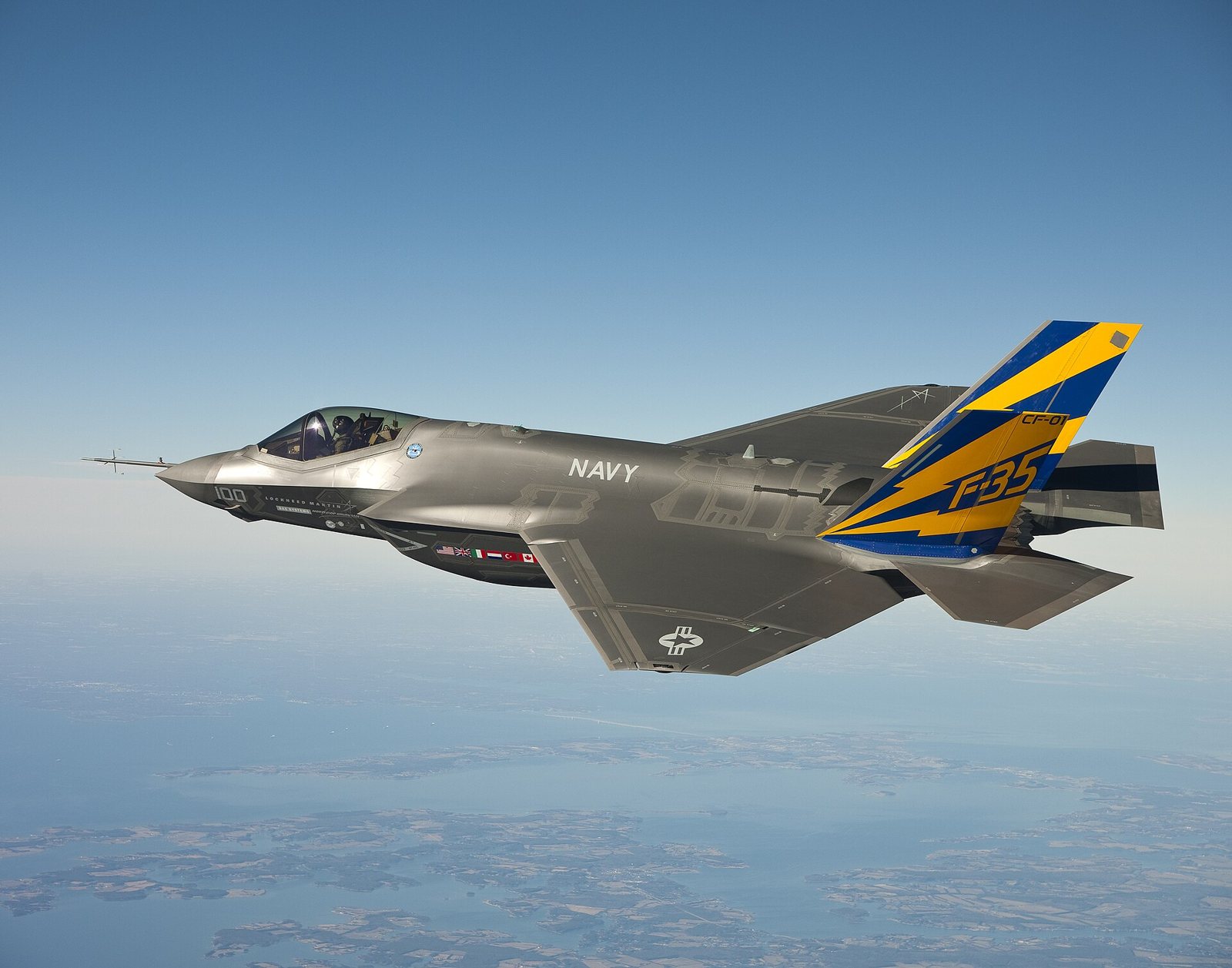 飛行試験中のF-35C試験機CF-01。大きな主翼と尾翼がC型の特徴。