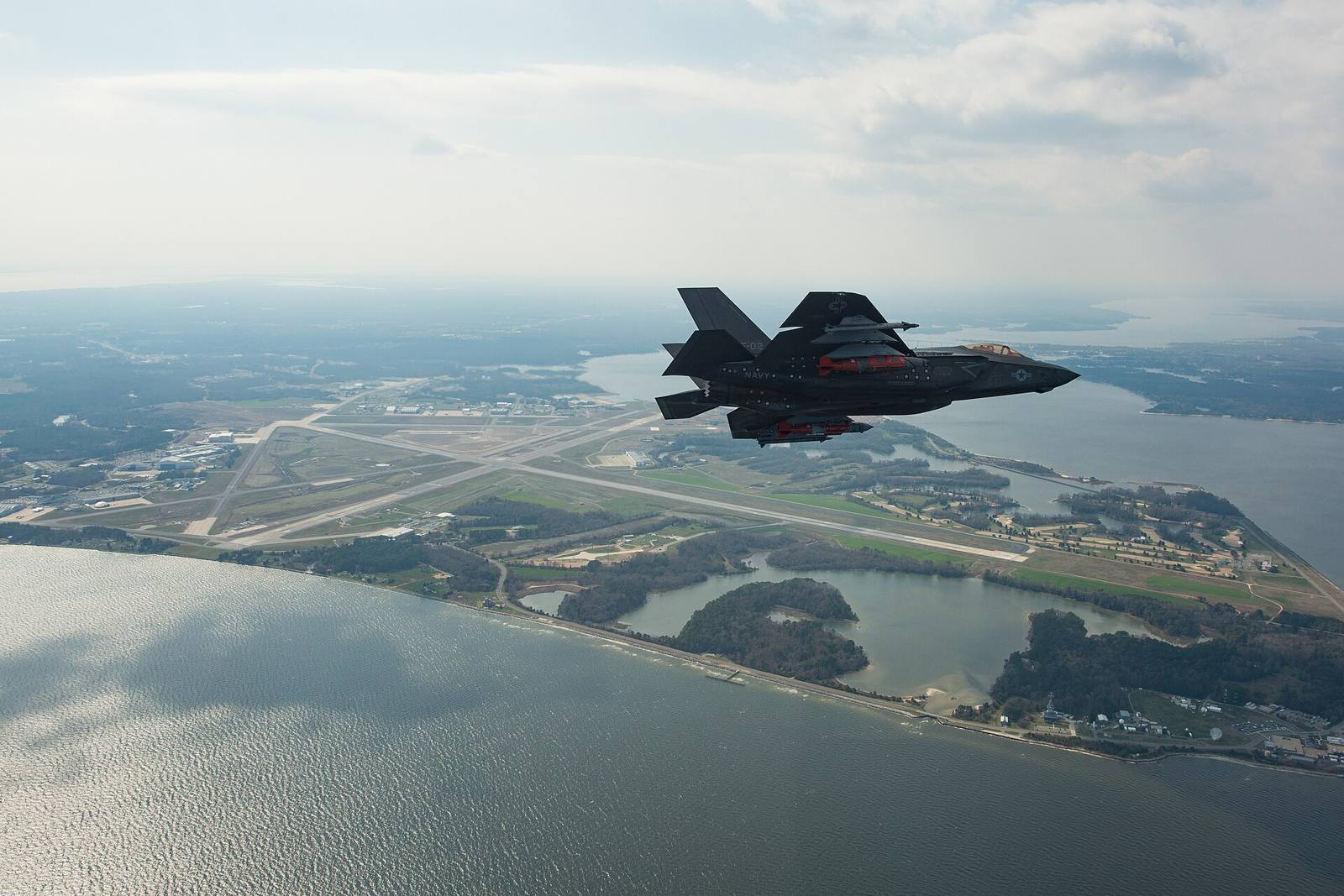 外部に兵装を搭載して飛行するF-35C試験機(2018年)。