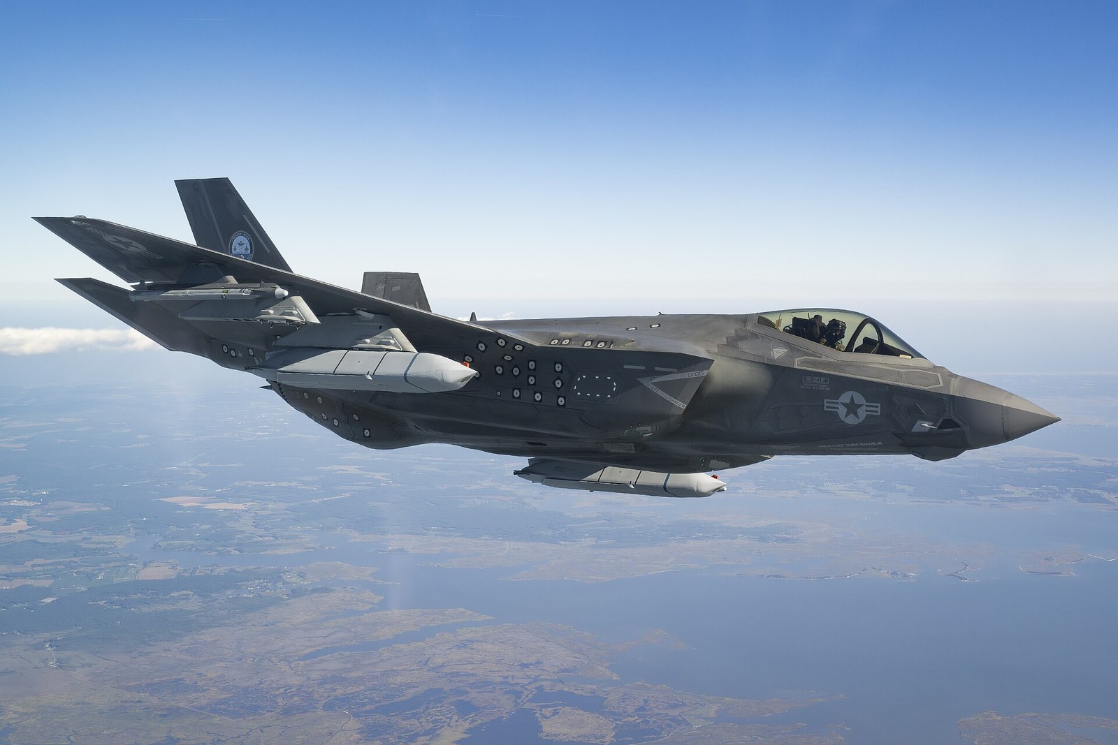 LRASMの搭載試験を行うF-35C。試験時の搭載形態。