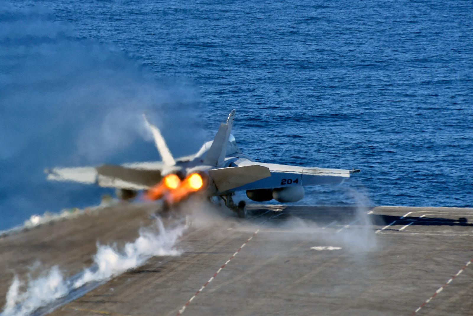 空母から発艦するF/A-18スーパーホーネット。