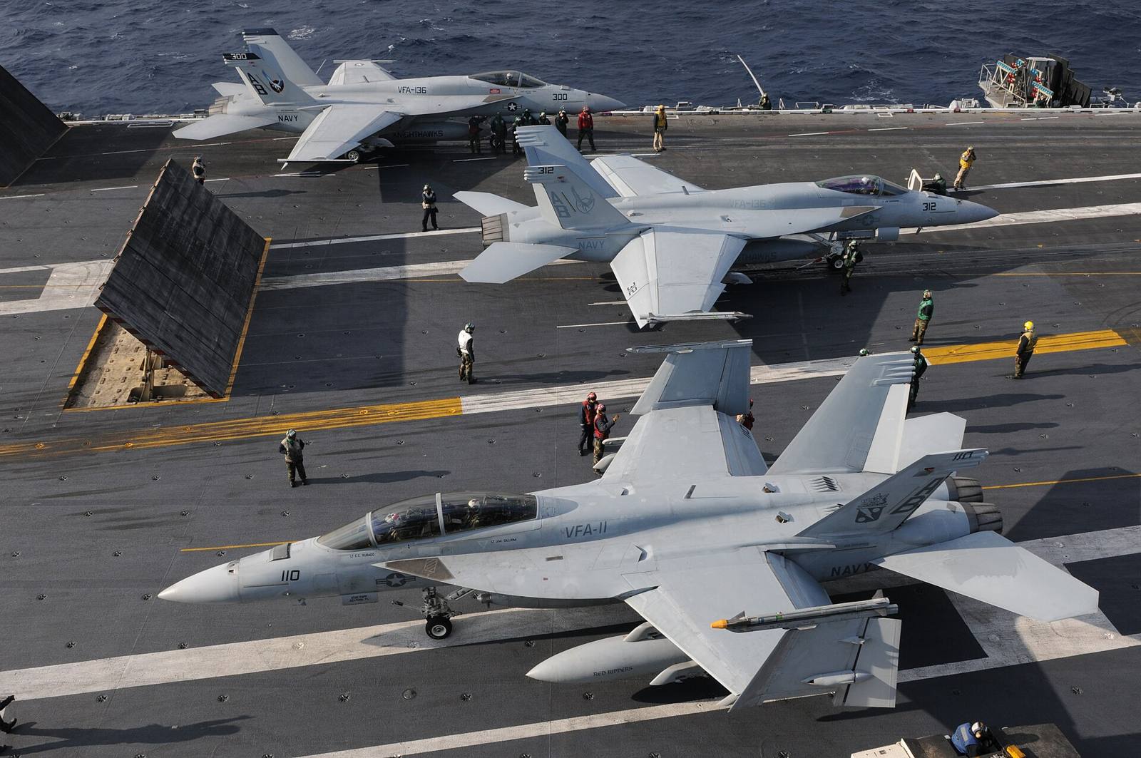 空母の飛行甲板に並ぶF/A-18Eスーパーホーネット。