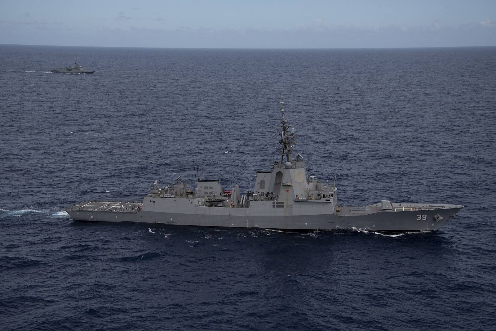 オーストラリア海軍のホバート。艦橋周囲にイージス用レーダーを配置する。